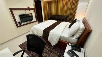 Egyptian cotton sheets, premium bedding, in-room safe, free WiFi