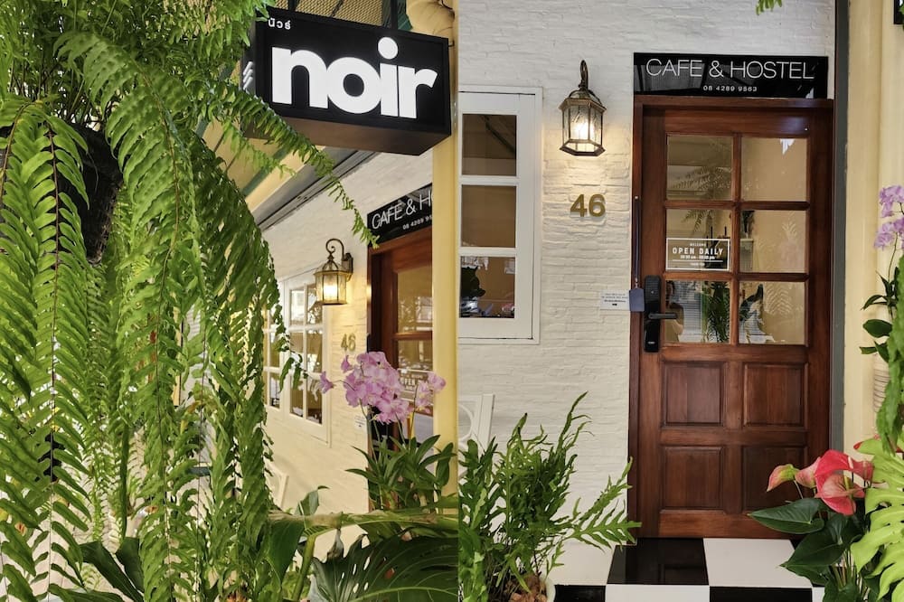Noir Cafe And Hostel