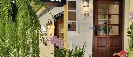 Vista frontal de la propiedad