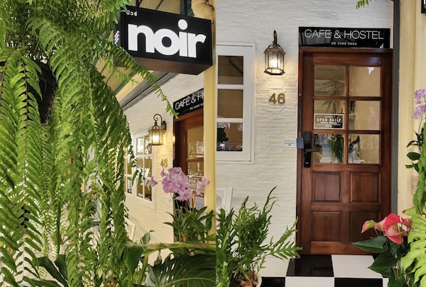 Noir Cafe And Hostel - Bangkok