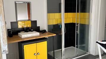 SĂšche-cheveux, serviettes fournies, papier toilette