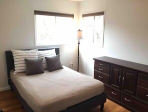 2 bedrooms, iron/ironing board, WiFi