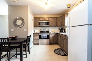 Geladeira, chaleira elétrica, torradeira, toalhas de papel