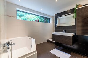 Shower, towels, toilet paper - Maison Moderne Tout Confort en Bord de Rivière Aux Berges du Bocq (Yvoir)