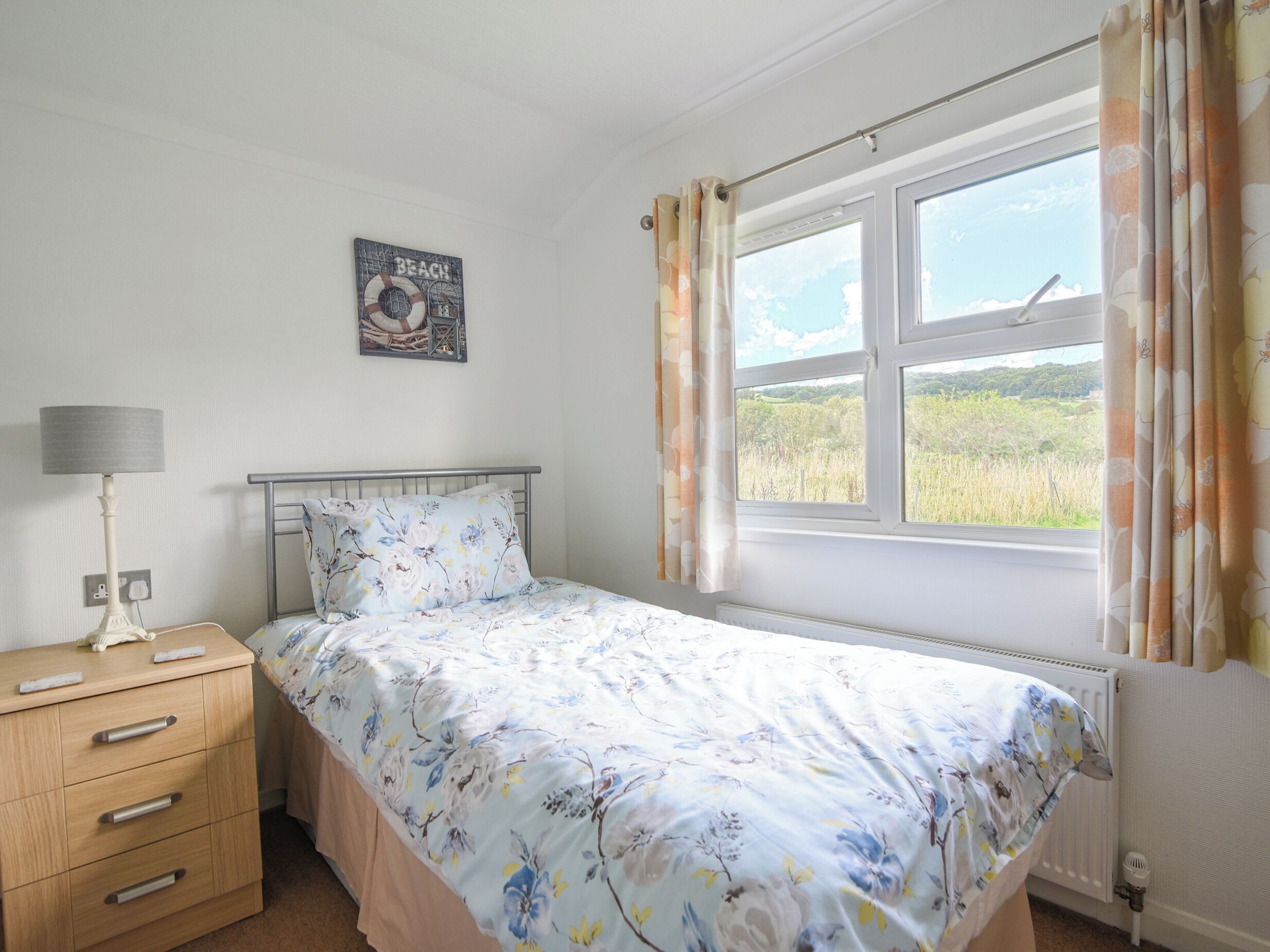 2 Schlafzimmer, individuell dekoriert, individuell eingerichtet