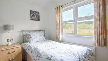 2 Schlafzimmer, individuell dekoriert, individuell eingerichtet