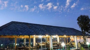 Swim-up bar