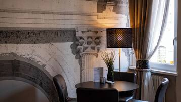 Appartamento Elite, 1 camera da letto, non fumatori, bagno privato | Area soggiorno | Smart TV 40 pollici con canali digitali