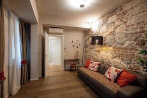 Elite appartement, 1 slaapkamer, niet-roken, privébadkamer | Woonruimte | Een 40-inch smart-tv met digitale zenders