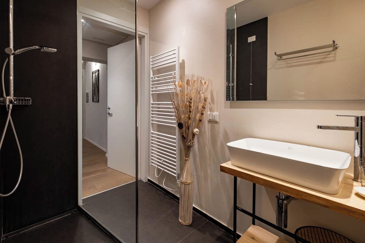 Standaard appartement, 1 slaapkamer, niet-roken, privébadkamer | Badkamer | Een douche, een regendouche, gratis toiletartikelen, een haardroger