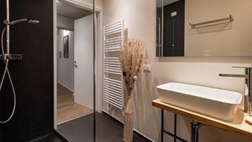 Standaard appartement, 1 slaapkamer, niet-roken, privébadkamer | Badkamer | Een douche, een regendouche, gratis toiletartikelen, een haardroger