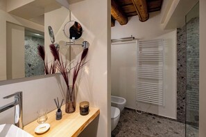 エリート アパートメント 1 ベッドルーム 禁煙 専用バスルーム | バスルーム | シャワー、レインフォールシャワー、バスアメニティ (無料)、ヘアドライヤー