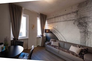 Apartament superior, 1 dormitori, no fumadors, bany privat | Sala d'estar | Televisor intel·ligent de 40 polzades amb canals digitals 
