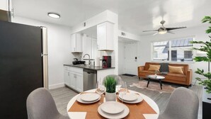 A modern apartment with a dining area, kitchen, and living room. - King Bed, Parking, Pool, Golf, Hospital, College. (Phoenix)