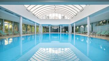 Una piscina techada, una piscina al aire libre de temporada