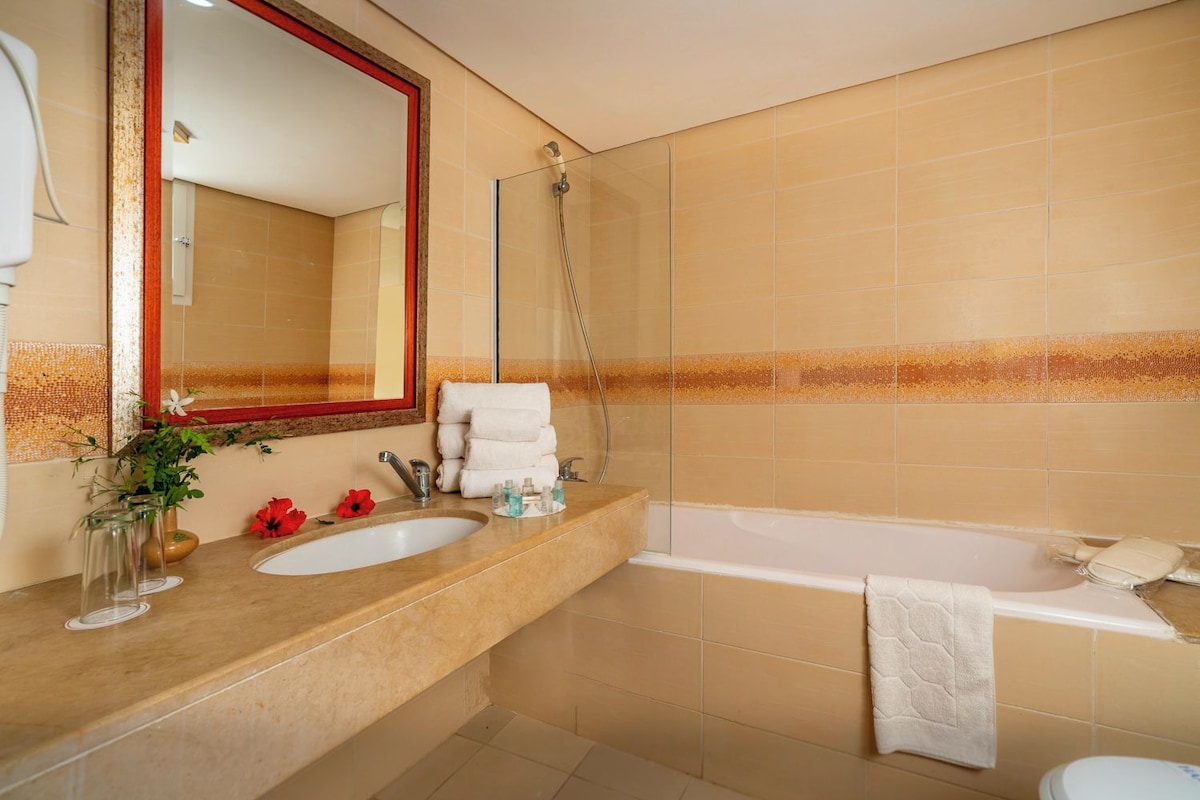 Baño | Secador de pelo, zapatillas, toallas y jabón