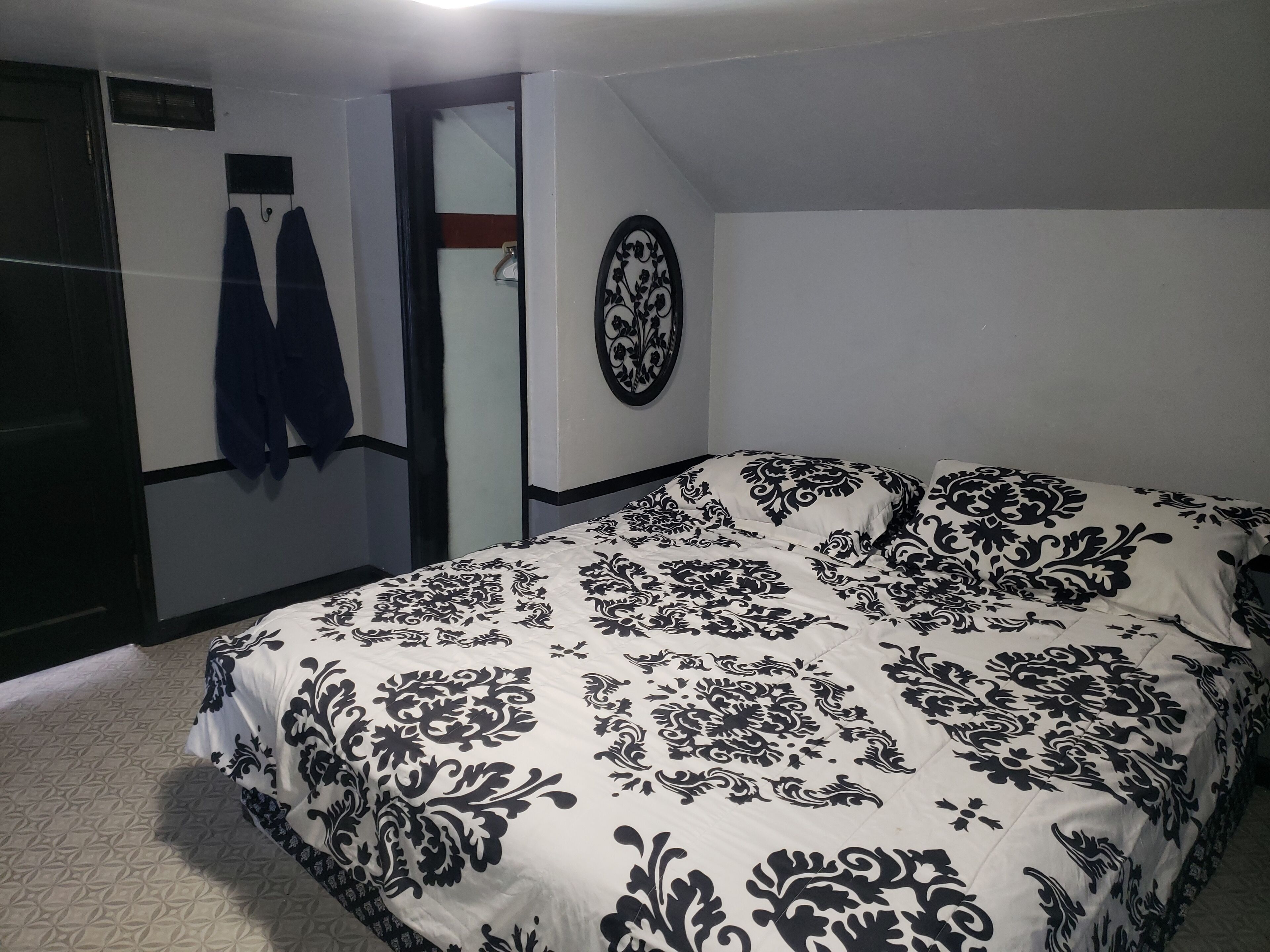 2 bedrooms, desk, WiFi, bed sheets