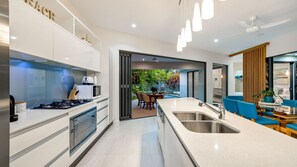 Fridge, microwave, oven, stovetop - Belle Escapes Beach Edge (Palm Cove)