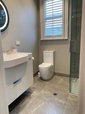 Bruser, miljøvenlige toiletartikler, hårtørrer, håndklæder