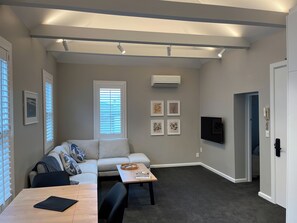 Smart TV - Tinakori Village Retreat - 
Renovated apartment in a charming heritage building (Wellington)