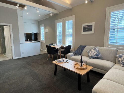 Tinakori Village Retreat - 
Renovated apartment in a charming heritage building