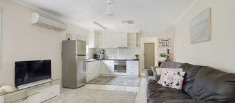 Close to Airport/City/Sports/Beach Two Bed Apartment with Free Wifi & Parking