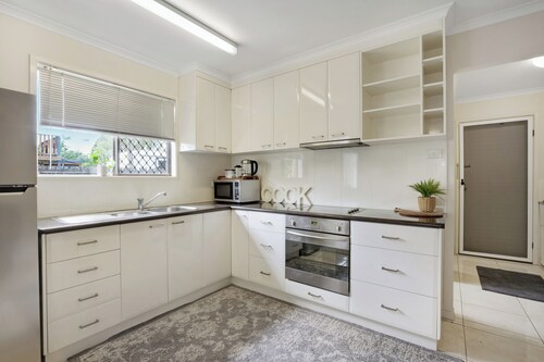 Close to Airport/City/Sports/Beach Two Bed Apartment with Free Wifi & Parking