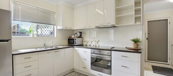 Close to Airport/City/Sports/Beach Two Bed Apartment with Free Wifi & Parking