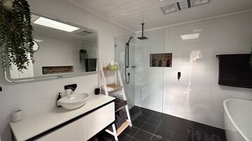 Sèche-cheveux, serviettes fournies, savon, papier toilette