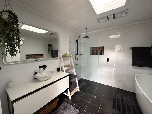 Beautiful pet friendly accommodation in Mittagong's blue ribbon precinct