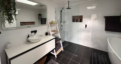 Beautiful pet friendly accommodation in Mittagong's blue ribbon precinct