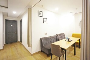 Lobby sitting area - Hotel Raaso Inn Rohini Sec-16 by Arrow (New Delhi)