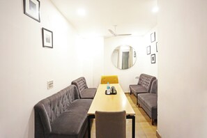 Lobby sitting area - Hotel Raaso Inn Rohini Sec-16 by Arrow (New Delhi)