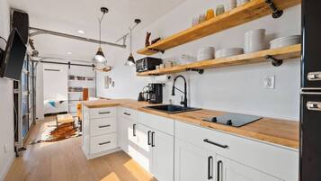 Réfrigérateur, micro-ondes, plaque de cuisson, cafetière/bouilloire