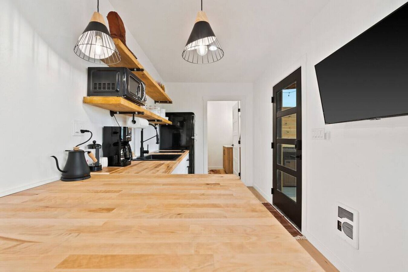 Een koelkast, een magnetron, een kookplaat