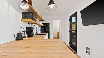 Een koelkast, een magnetron, een kookplaat