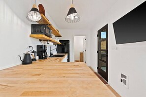 Refrigerador, microondas, placa de cocina, cafetera/tetera