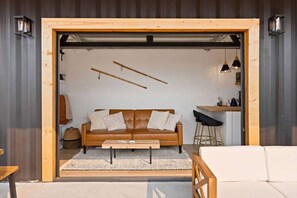 Smart TV - Cute Shipping Container w/ Hot Tub Near Glacier (Columbia Falls)