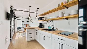 Geladeira, micro-ondas, cooktop, cafeteira/chaleira