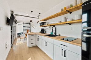 Frigorífico, microondas, placa de cocina y cafetera o tetera