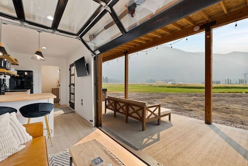 Cute Shipping Container w/ Hot Tub Near Glacier