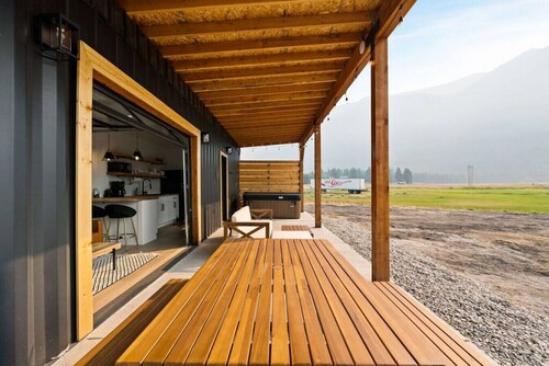 Cute Shipping Container w/ Hot Tub Near Glacier
