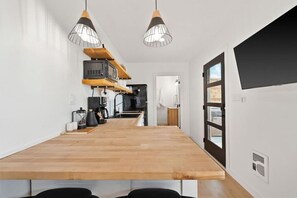 Kühlschrank, Mikrowelle, Herdplatte, Wasserkocher mit Kaffee-/Teezubehör