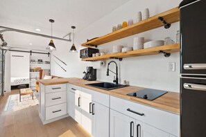 Kjøleskap, mikrobølgeovn, kokeplater og kaffetrakter/tekoker