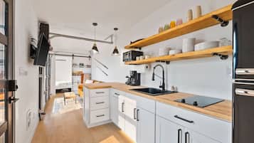 Réfrigérateur, micro-ondes, plaque de cuisson, cafetière/bouilloire