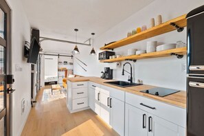 Réfrigérateur, micro-ondes, plaque de cuisson, cafetière/bouilloire