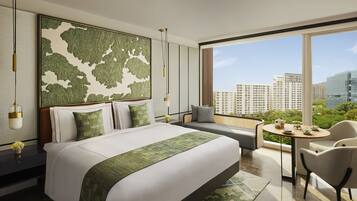 Una habitación de hotel moderna con una cama grande, un rincón de estar y un balcón con vistas a la ciudad.