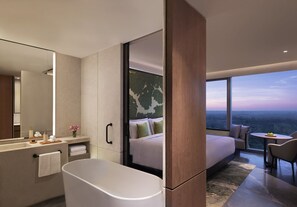 Bathtub, free toiletries, hair dryer, bathrobes - Taj The Trees, Mumbai (Mumbai)