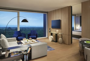 Luxury-Suite, 1 King-Bett | Wohnbereich | 55-Zoll-Smart-TV mit Satellitenempfang