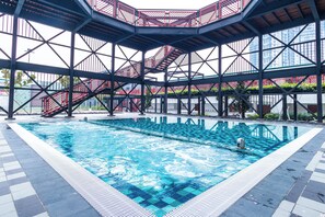 Kolam renang outdoor dan sebuah kolam renang air hangat